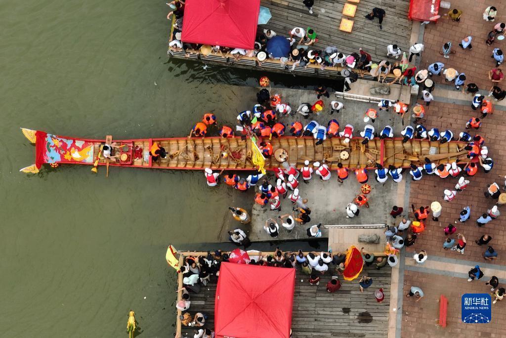Fujian Xianyou: Dragon Boat Launches to Welcome Dragon Boat Festival