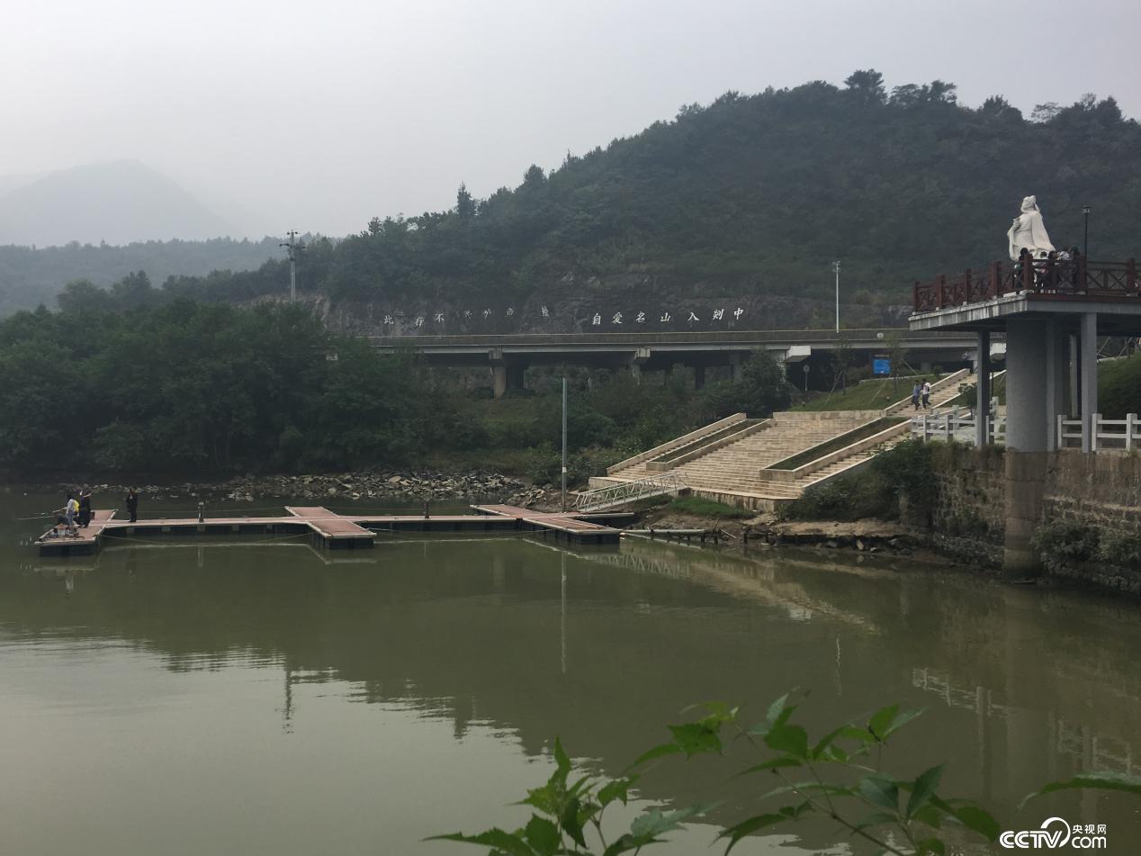 Xie Lingyun's statue gazes at the clear water of the river in Zhangpu Village, near the Tunxi River. The original sand yard behind the statue was built into a leisure square. (Photo/Xu Hui)