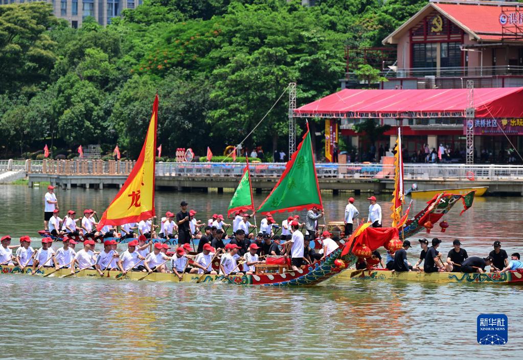 Fujian Xianyou: Dragon Boat Launches to Welcome Dragon Boat Festival