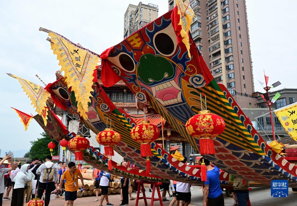Fujian Xianyou: Dragon Boat Launches to Welcome Dragon Boat Festival