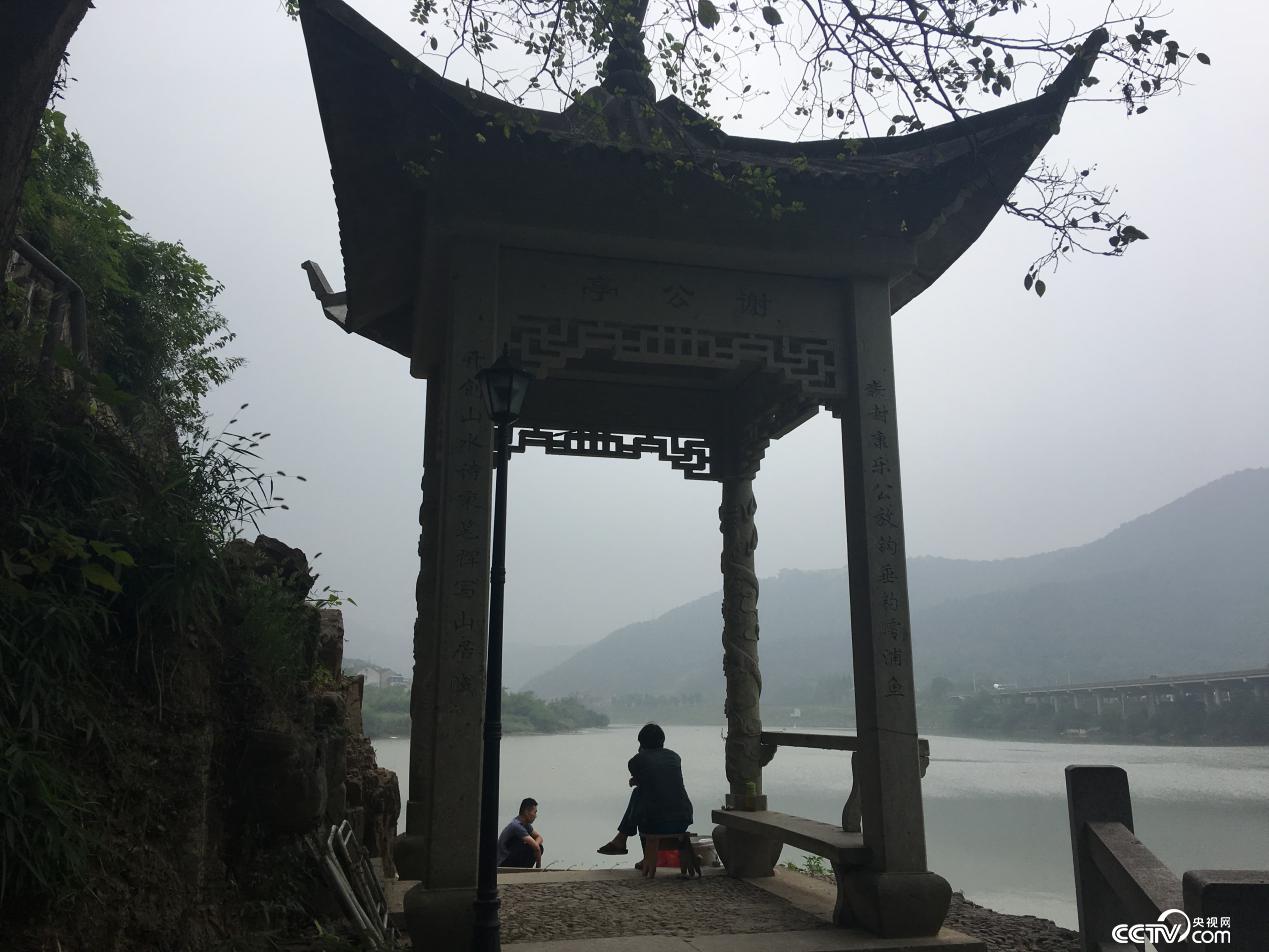 Villagers are fishing under Xie Gongting. (Photo/Xu Hui)