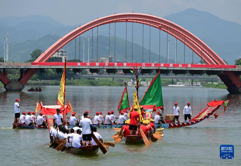 Fujian Xianyou: Dragon Boat Launches to Welcome Dragon Boat Festival