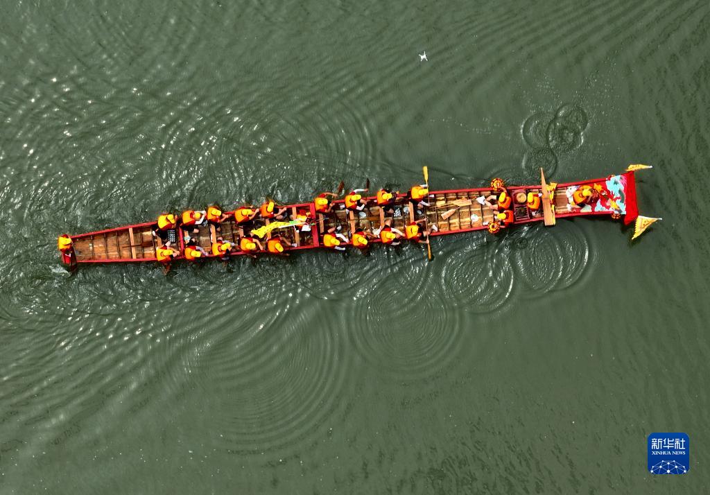 Fujian Xianyou: Dragon Boat Launches to Welcome Dragon Boat Festival